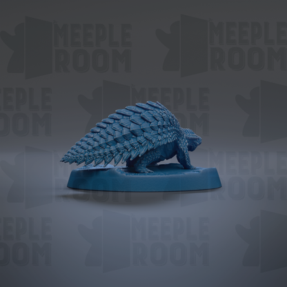 A blue armored dinosaur figurine is displayed on a blue base against a gray background with repeated "MEIPLLE ROOM" text.