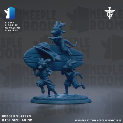 The image is a 3D model of a figurine depicting three kobold surfers, with one surfer holding a surfboard. The figurine is set against a dark background with the text "MEPLE ROOM" repeated multiple times. The base size of the figurine is 40 mm.